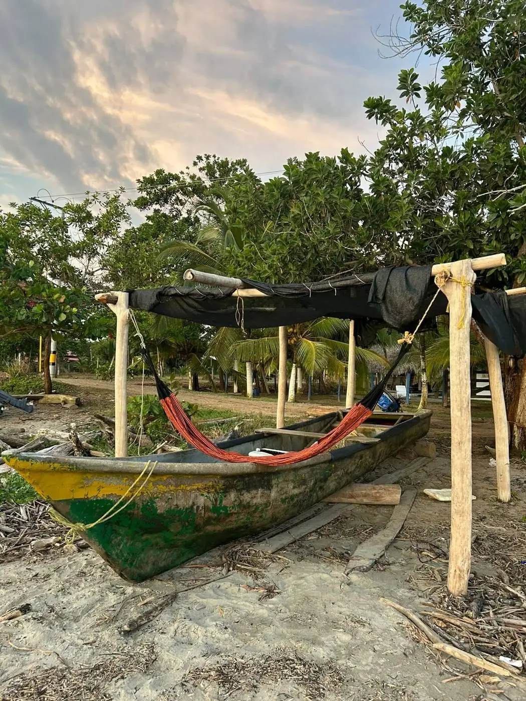 Canoa de pescadores con hamaca en la playa de Necoclí
