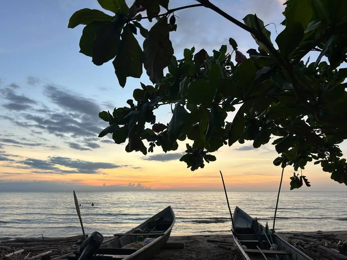 Canoas de pescadores al atardecer en Necoclí